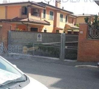 Torvajanica rumenia magazzno box garage 78 mq