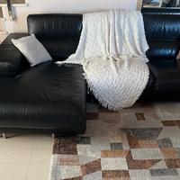Divano angolare in pelle nera - €600