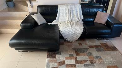 Divano angolare in pelle nera - €600