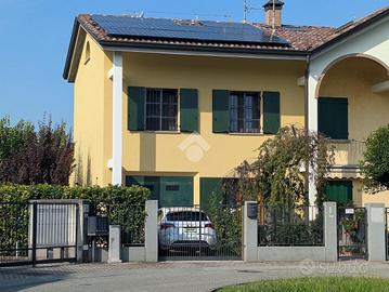 VILLA A SCHIERA A CORREGGIO