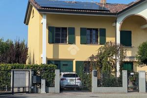 VILLA A SCHIERA A CORREGGIO