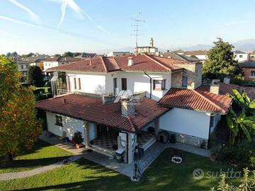 Villa di 686 m² con più di 5 locali e box auto dop