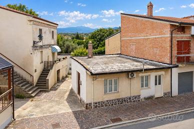CASA SEMINDIPENDENTE A CANOSA SANNITA