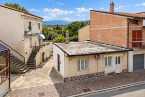 CASA SEMINDIPENDENTE A CANOSA SANNITA