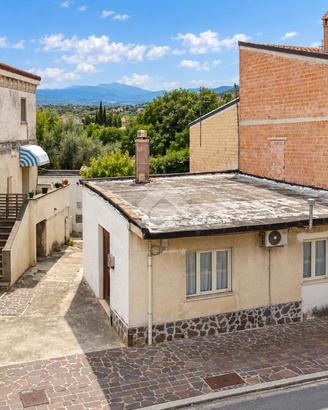 CASA SEMINDIPENDENTE A CANOSA SANNITA