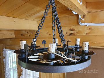 Lampadario ruota di carro in ferro battuto