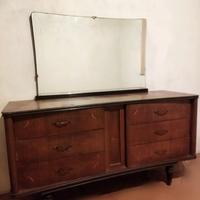 Comò d'epoca con specchio