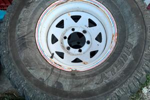 Gomme 33 12.5 15 con cerchi attacco 6 fori