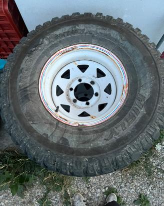 Gomme 33 12.5 15 con cerchi attacco 6 fori