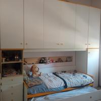 cameretta con due lettini a ponte