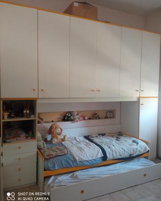 cameretta con due lettini a ponte