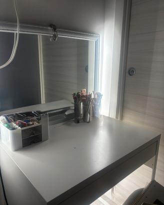 Scrivania trucco +specchio
