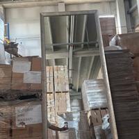 Specchio d'epoca con cornice decorata