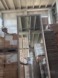 Specchio d'epoca con cornice decorata