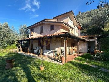 Rustico / Casale di 212 m² con più di 5 locali a C