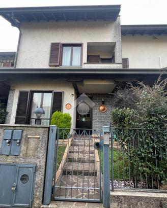 VILLA A SCHIERA A MALNATE