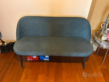 Divano blu in velluto