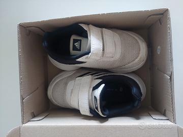 scarpe adidas con strappo 25