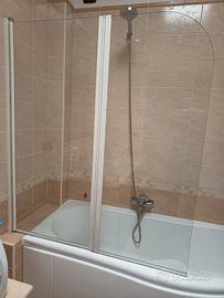 vasca con paratia e relativo miscelatore