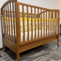 Lettino in legno con cassettone