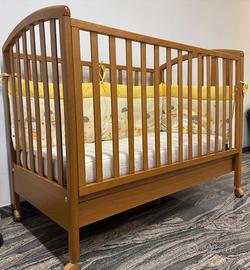 Lettino in legno con cassettone