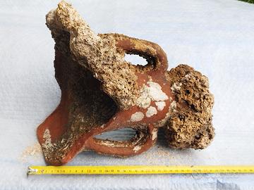 Pezzo di anfora antica per acquario