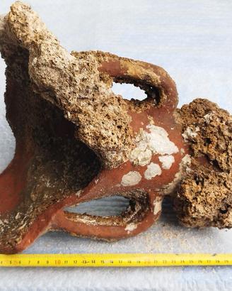 Pezzo di anfora antica per acquario