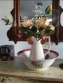 Grande catino con rose e brocca bianca antichi