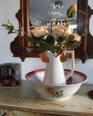 Grande catino con rose e brocca bianca antichi
