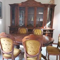 Vetrina, tavolo e sedie 