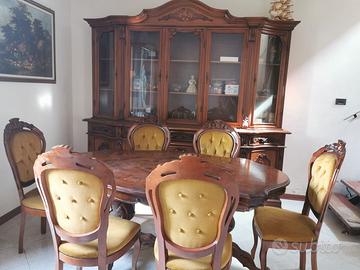 Vetrina, tavolo e sedie 