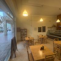 Gastronomia con tavoli e sedie