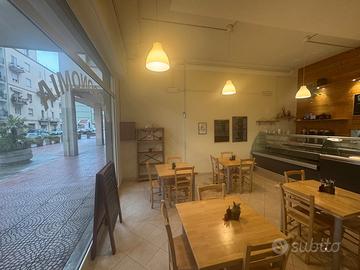 Gastronomia con tavoli e sedie