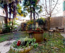 CASA INDIPENDENTE NEL CENTRO PAESE CON GIARDINO E