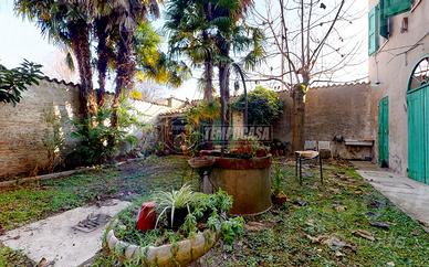 CASA INDIPENDENTE NEL CENTRO PAESE CON GIARDINO E