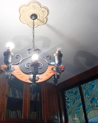 lampadari rustici di ferro battuto e legno