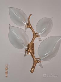 Lampadario a parete con grandi foglie e applique