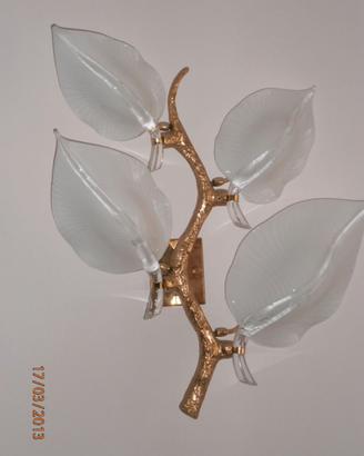 Lampadario a parete con grandi foglie e applique