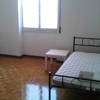 Ampia stanza in centro da subito