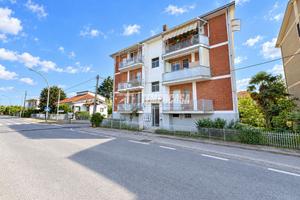 QUADRILOCALE LIBERO SU TRE LATI CON BOX AUTO