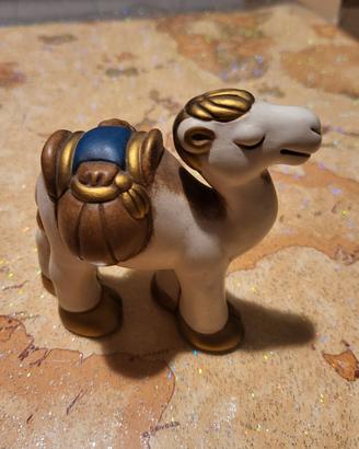 thun cammello in piedi sella blu presepe classico 