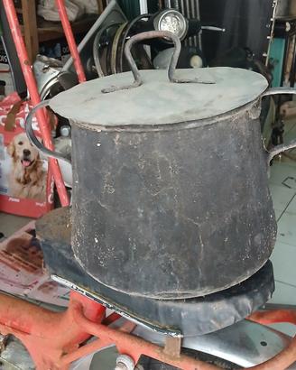 Pentola antica in rame, ideale per la preparazione