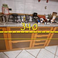 Cucina con forno e piano cottura