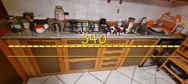 Cucina con forno e piano cottura