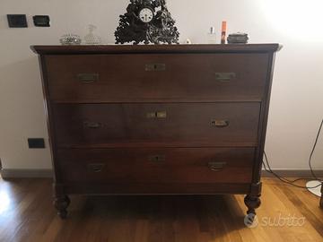 Como' e comodini antichi