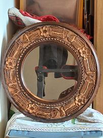 Specchio rotondo con cornice in legno decorato 