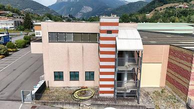 Immobile di 361 m² con 1 locale a Luzzana
