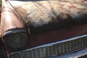 due scocche e un motore pepezzi Ford Anglia