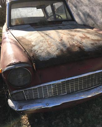 due scocche e un motore pepezzi Ford Anglia