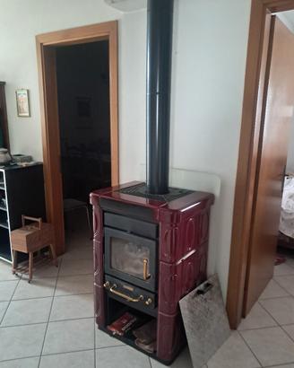 stufa a legna in ceramica/maiolica